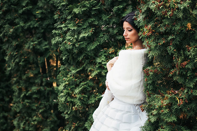 Большая греческая свадьба, невеста в парке