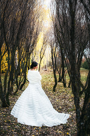 Большая греческая свадьба, невеста в парке