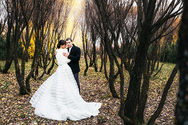 Большая греческая свадьба, жених и невеста в парке