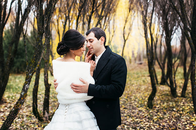 Большая греческая свадьба, жених и невеста в парке