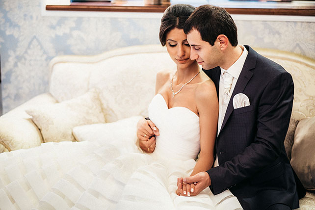 Большая греческая свадьба, жених и невеста на софе