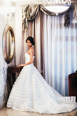 Большая греческая свадьба, невеста у зеркала