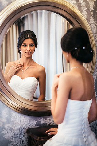 Большая греческая свадьба, невеста у зеркала