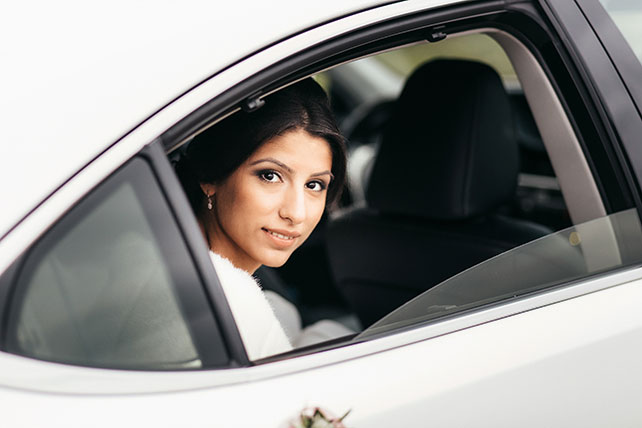 Большая греческая свадьба, невеста в свадебном автомобиле