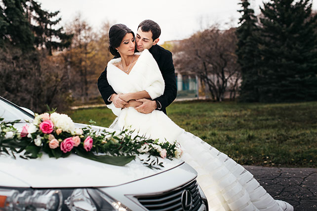 Большая греческая свадьба, жених и невеста у свадебного автомобиля