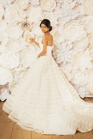 Большая греческая свадьба, невеста у фотозоны с большими цветами