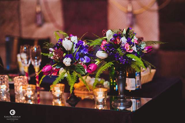 черничная свадьба, цветочные композиции на столе молодоженов
