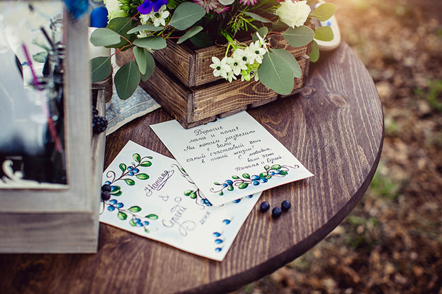 Очарование ранней весны, черничная свадьба Натальи и Сергея, приглашения на свадьбу