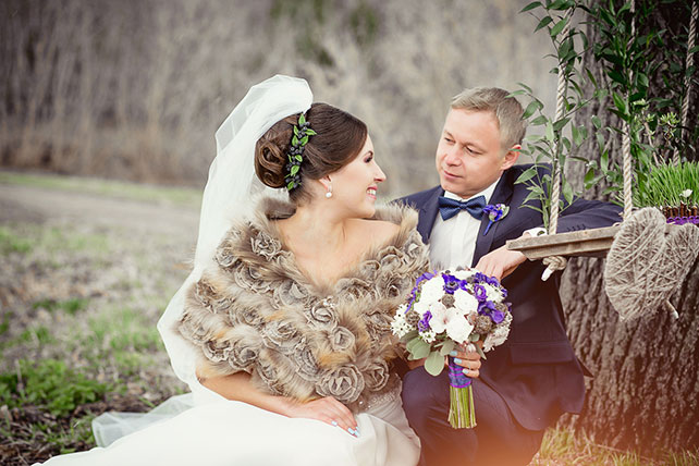 Очарование ранней весны, черничная свадьба Натальи и Сергея, фотосессия жениха и невесты у качелей