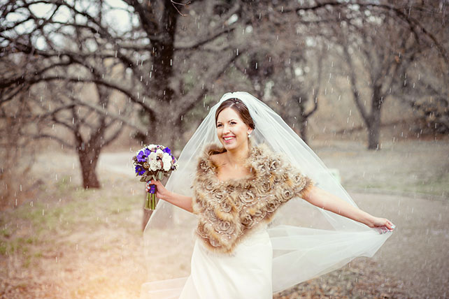 Очарование ранней весны, черничная свадьба Натальи и Сергея, невеста кружится под снегом