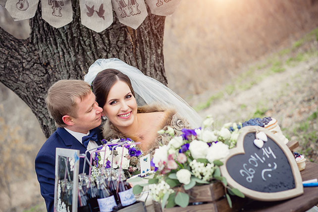Очарование ранней весны, черничная свадьба Натальи и Сергея, жених и невеста, сердечко с датой свадьбы