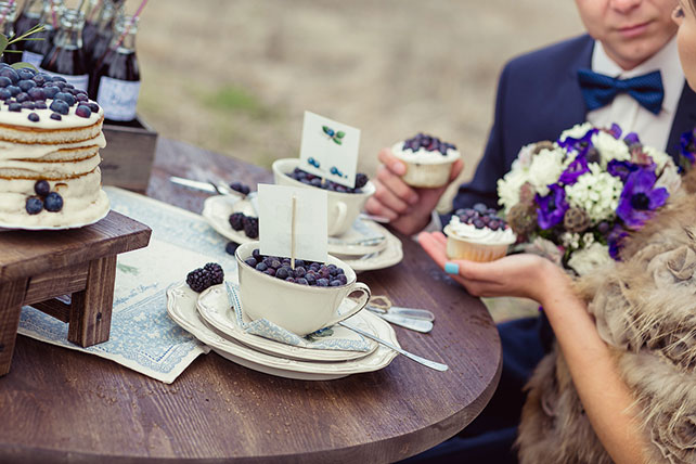 Очарование ранней весны, черничная свадьба Натальи и Сергея, фотосессия жениха и невесты с капкейками