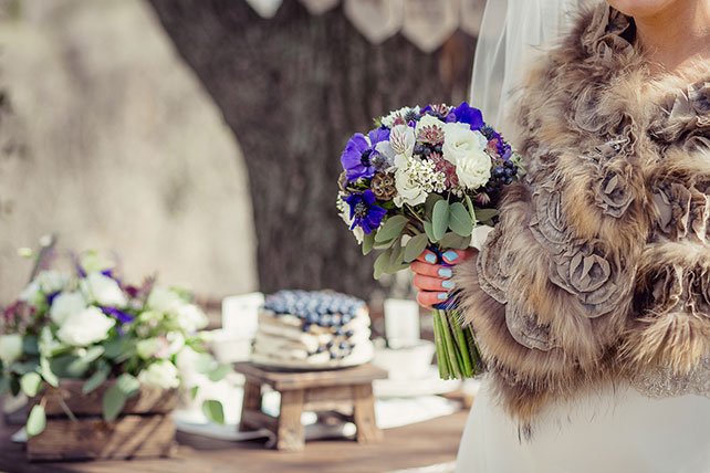 Очарование ранней весны, черничная свадьба Натальи и Сергея, букет невесты, накидка невесты