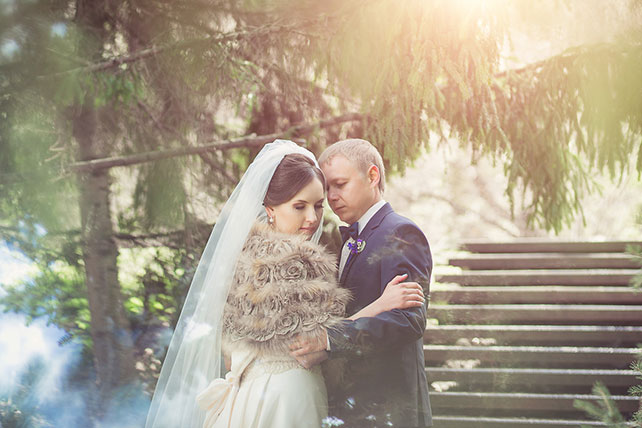 Очарование ранней весны, черничная свадьба Натальи и Сергея, фотосессия жениха и невесты около деревьев