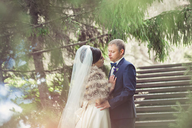 Очарование ранней весны, черничная свадьба Натальи и Сергея, фотосессия жениха и невесты у деревьев