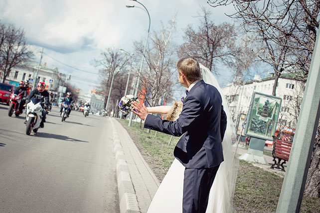 Очарование ранней весны, черничная свадьба Натальи и Сергея, жених и невеста машут проезжающим мимо байкерам