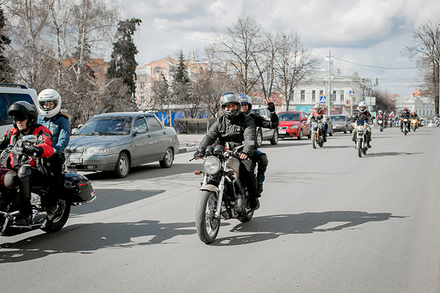Очарование ранней весны, черничная свадьба Натальи и Сергея, жених и невеста машут проезжающим мимо байкерам