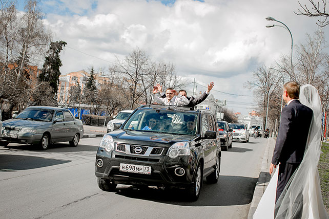 Очарование ранней весны, черничная свадьба Натальи и Сергея, друзья машут из машины жениху и невесте
