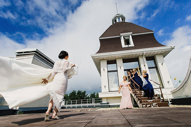 Элегантная черничная свадьба, невеста показывает платье подружкам