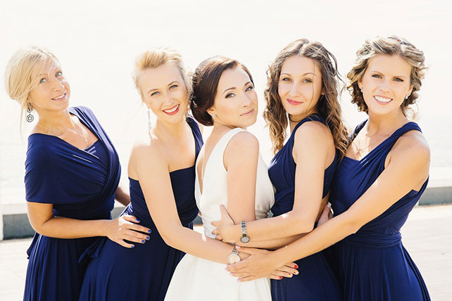 Элегантная черничная свадьба, невеста с подружками