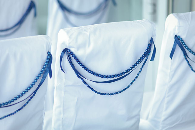 Элегантная черничная свадьба, декор стульев, белые чехлы, бусы