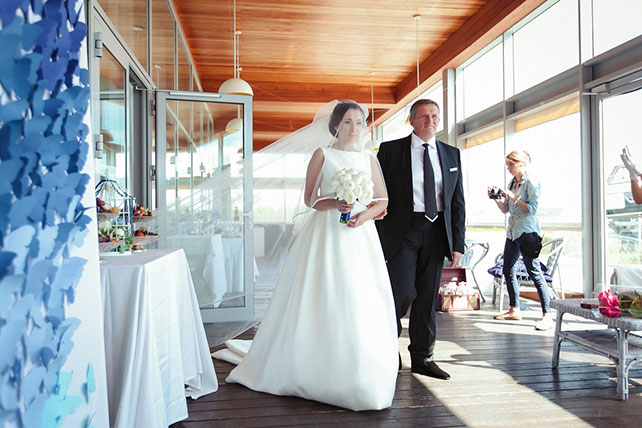 Элегантная черничная свадьба, отец ведет невесту к алтарю