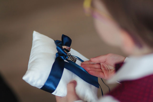 Элегантная черничная свадьба, церемония бракосочетания, обручальные кольца на подушечке