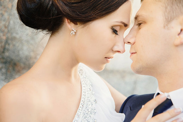 Элегантная черничная свадьба, фотосессия молодожёнов