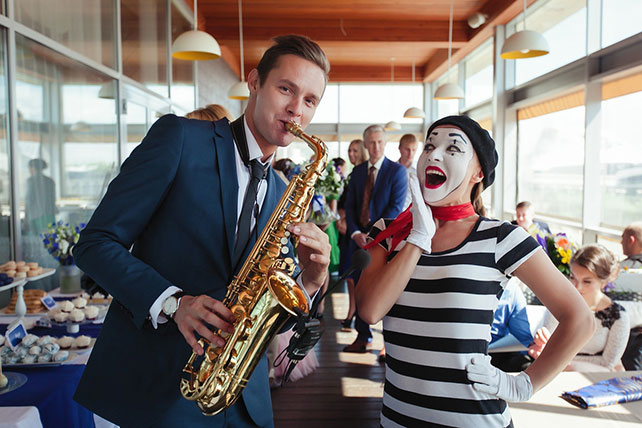 Элегантная черничная свадьба, саксофонист и мим на свадьбе