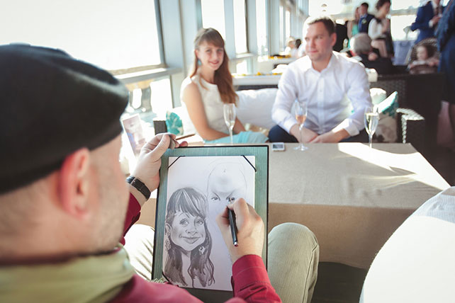 Элегантная черничная свадьба, художник рисует шарж на свадьбе