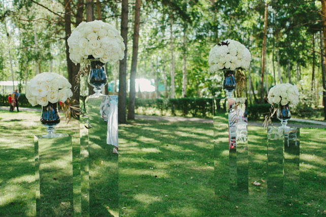 черно-белая свадьба, декор церемонии, зеркальные тумбы