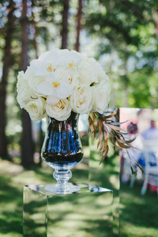 черно-белая свадьба, декор церемонии, зеркальные тумбы