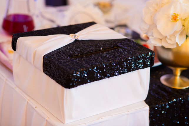 черно-белая свадьба, сундук для денег