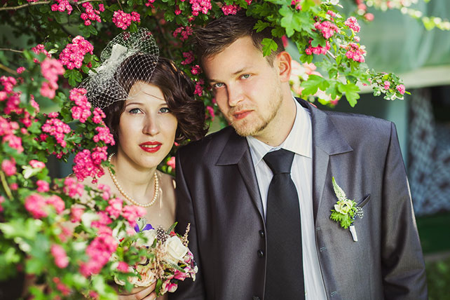 Тёплое ретро: свадьба Антона и Александры, молодожёны среди цветов