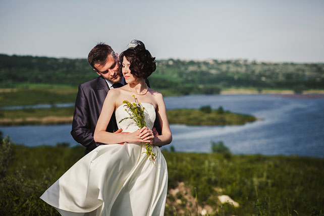 Тёплое ретро: свадьба Антона и Александры, молодожёны на фоне реки