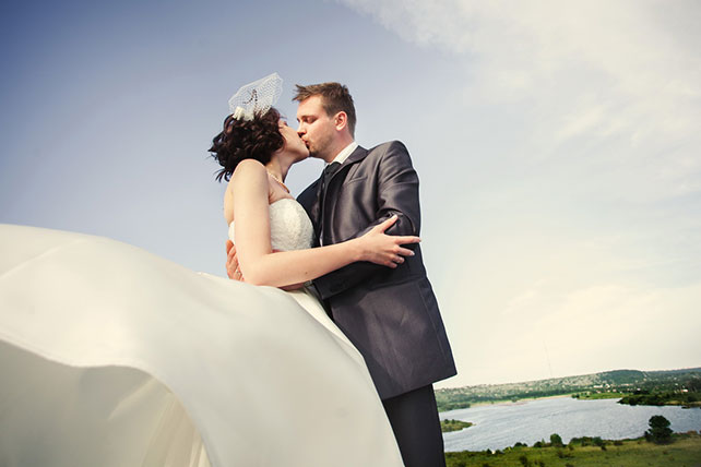 Тёплое ретро: свадьба Антона и Александры, букет невесты, молодожёны на фоне неба