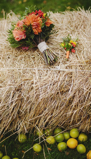 цитрусовая свадьба, букет невесты и бутоньерка жениха