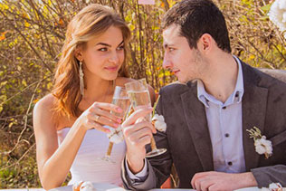 жених и невеста пьют шампанское