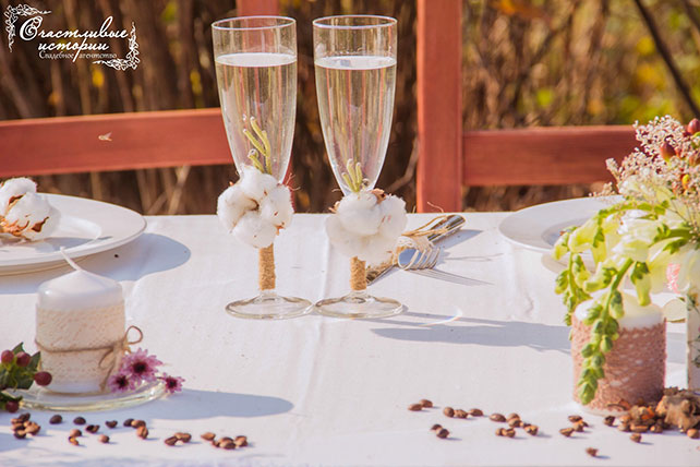 свадебные бокалы, украшенные хлопком