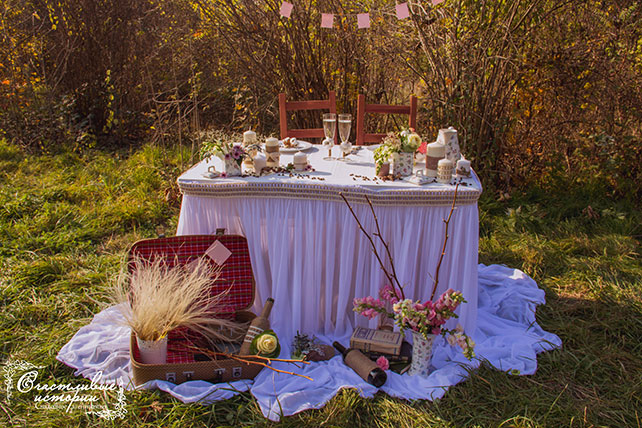 поляна, декорированная для фотосессии
