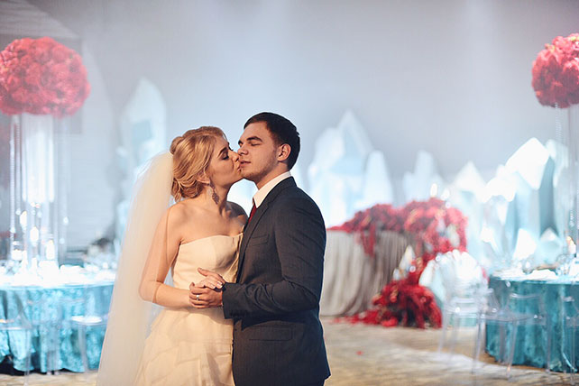 Агентство свадебной режиссуры TOBELOVE, декор зала, жених и невеста