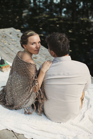 Деревенская простота, невеста и жених на поляне