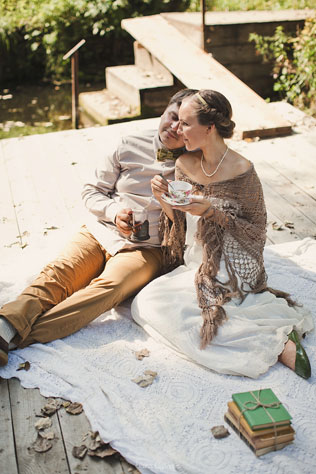 Деревенская простота, жених и невеста на пикнике