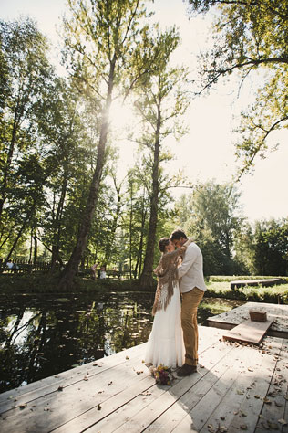 Деревенская простота, жених с невестой на пирсе