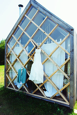 Деревенская свадьба в стиле рустик, платье невесты и костюм жениха