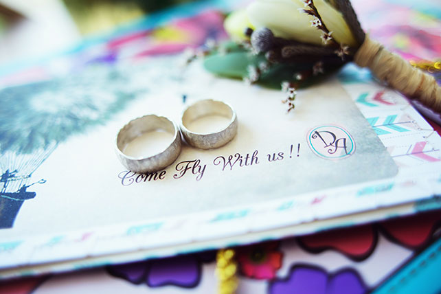 Деревенская свадьба в стиле рустик, кольца на приглашении