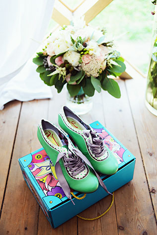 Деревенская свадьба в стиле рустик, туфли невесты