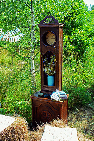 Деревенская свадьба в стиле рустик, часы в декоре