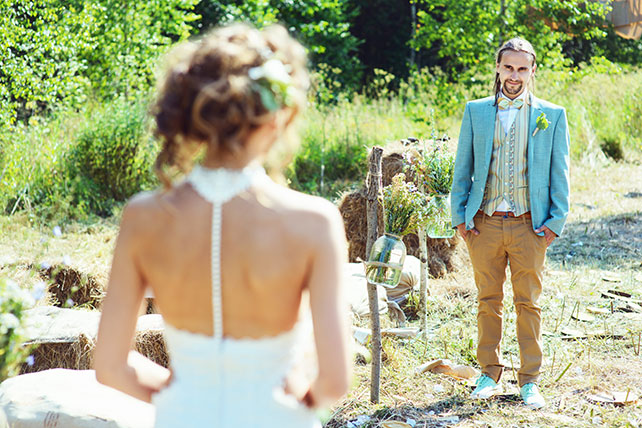 Деревенская свадьба в стиле рустик, встреча жениха и невесты