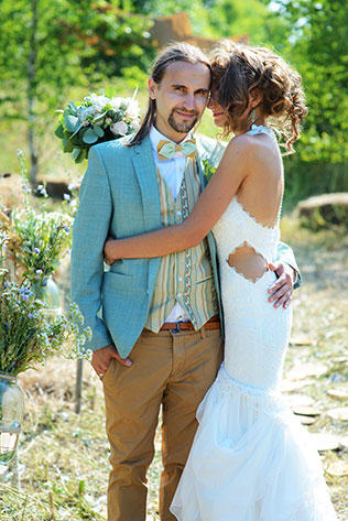 Деревенская свадьба в стиле рустик, встреча жениха и невесты